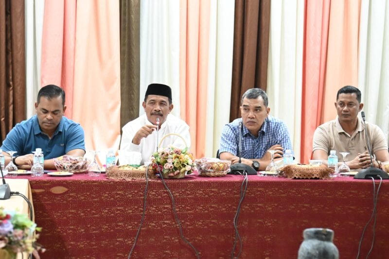 Wakil Bupati Aceh Besar Drs H Syukri A Jalil memberi sambutan dalam acara Rapat DPRK Aceh Besar dan Pemkab Aceh Besar dalam agenda penjelasan Pemkab Aceh Besar terkait pelaksanaan Peringatan Hari Kota Jantho Tahun 2025 di Gedung Dekranasda, Gamping Gani, Kecamatan Ingin Jaya, Kamis (01/05/2025) malam. FOTO/MC ACEH BESAR