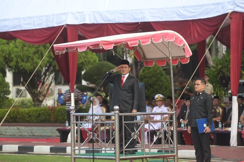 Wakil Gubernur Aceh, H. Fadhlullah, menjadi inspektur upacara pada apel peringatan Hari Pendidikan Nasional (Hardiknas) Tahun 2025 yang digelar di Halaman Kantor Gubernur Aceh, Jumat (2/5/2025). Upacara berlangsung khidmat dan diikuti oleh ratusan pelajar dari tingkat Sekolah Dasar hingga Sekolah Menengah, serta para Aparatur Sipil Negara (ASN) dari berbagai instansi. Foto: Dok. Biro Adpim Setda Aceh