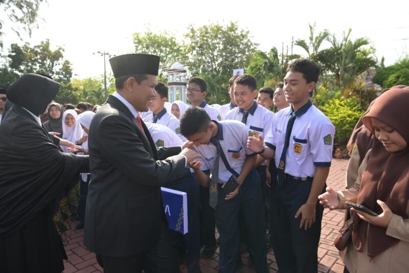 Wakil gubernur aceh H.Fadlullah.SE bersama Wali Kota Banda Aceh Mengapresiasi Semangat dan Kreativitas Para siswa.Jum'at 02/05/2025.(Foto:Dok.Adpim Setda Aceh) 