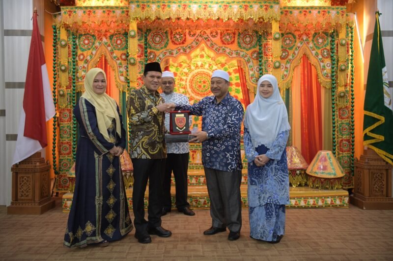 BANDA ACEH - Wakil Gubernur Aceh Fadhlullah, menerima kunjungan silaturrahmi Menteri Besar Kelantan Yang Amat Berhormat Ustadz Dato’ Mohd Nassuruddin bin Haji Daud dan rombongan, di aula rumah dinas Wakil Gubernur Aceh, Jum’at (2/5/2025). Foto: Dok. Biro adpim Setda Aceh