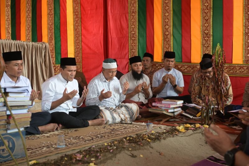 Wakil Gubernur Aceh, Fadhlullah SE didampingi Istri Mukarramah dan Sejumlah Kepala SKPA takziah ke rumah duka Tgk. Syekh H. Baidhawi Adnan (Abati Bakongan)  di Komplek Dayah Ashabul Yamin kec. Bakongan Kab Aceh Selatan. (3/5/2025). Foto : Dok. Biro Adpim Setda Aceh