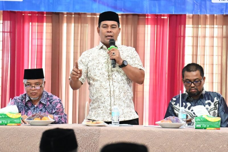 Bupati Aceh Besar, H Syech Muharram Idris menyampaikan sambutan dan membuka acara Pelaksanaan Rembuk Pendidikan Kabupaten Aceh Besar Tahun 2025 di Gedung Dekranasda, Gampong Gani, Kecamatan Ingin Jaya, Aceh Besar, Sabtu (03/05/2025). FOTO/MC ACEH BESAR