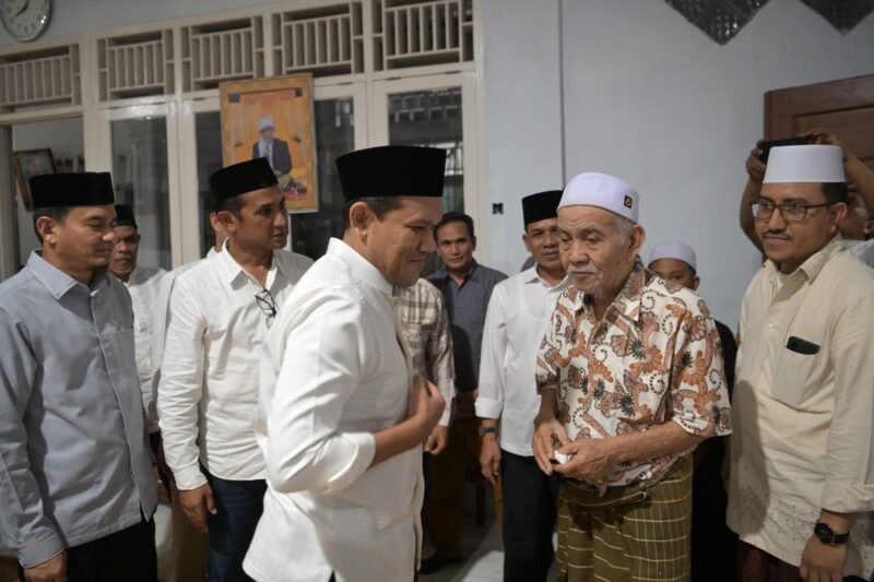 Wakil Gubernur Aceh, Fadhlullah SE didampingi Istri Mukarramah dan Sejumlah Kepala SKPA bersilaturrahmi ke Dayah Darul Ihsanb pawoh   di tepin Gajah Kec. Labuhan Haji Tengah  Aceh Selatan, 3/5/2025. Foto: Dok. Biro Adpim Setda Aceh