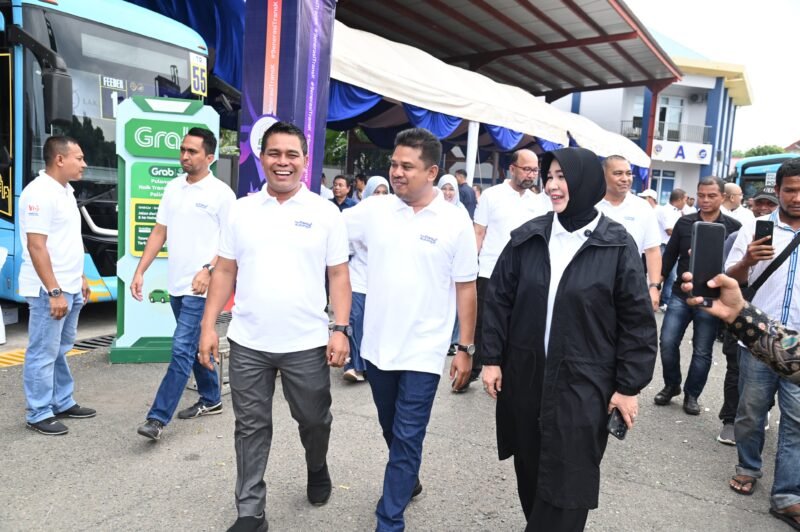 Bupati Aceh Besar, H Syech Muharram Idris disambut Walkot Banda Aceh, Illiza Sa’aduddin Djamal saat tiba di acara Peluncuran Pelayanan Trans Koetaradja di Komplek Terminal Tipe A Batoh, Band Aceh Aceh, Minggu (04/05/2025). FOTO/MC ACEH BESAR