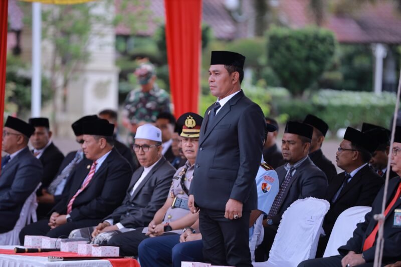 Bupati Aceh Besar, H Syech Muharram Idris bertindak selaku Inspektur Upacara HUT ke-41 Kota Jantho dan Hardiknas Tahun 2025, di Halaman Kantor Bupati Aceh Besar, Kota Jantho, Senin (05/05/2025). FOTO/MC ACEH BESAR