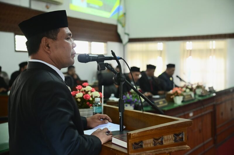 Bupati Aceh Besar Syech Muharram sedang memberikan sambutan pada Rapat Paripurna DPRK Aceh Besar dalam rangka HUT ke-41 Tahun 2025, di Ruang Paripurna DPRK Aceh Besar, Kota Jantho, Senin (04/05/2025).FOTO/MC ACEH BESAR