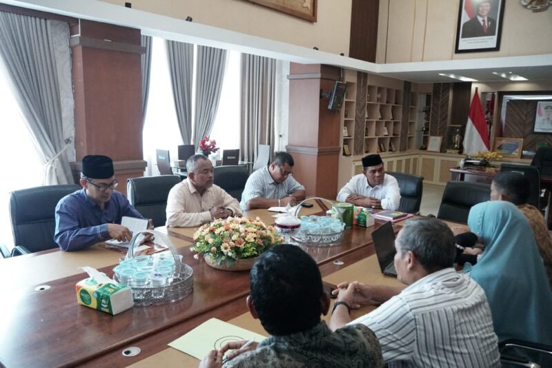 Bupati Aceh Besar Syech Muharram Idris menerima Audiensi dengan LPPM USK ruang kerja Bupati, Kota Jantho, Senin (05/05/2025).FOTO/ MC ACEH BESAR