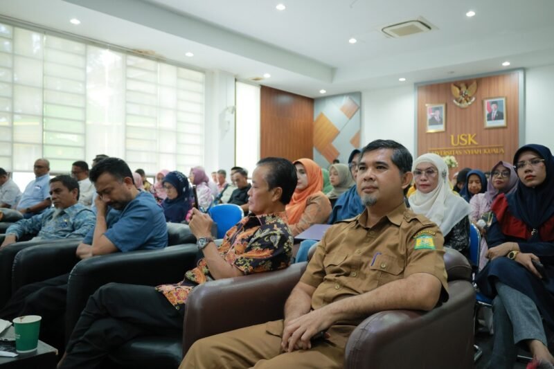 Plt Kadiskopukmdag Aceh Besar, Trizna Darma, ST, foto bersama saat menghadiri FGD Strategi dan Implementasi Hilirasasi Komoditas Unggulan Indonesia untuk mendorong peningkatan nilai tambah nasional di Ruang VIP Gedung AAC Dayan Dawood Darussalam, Banda Aceh, Selasa (6/5/2025). FOTO/MC ACEH BESAR
