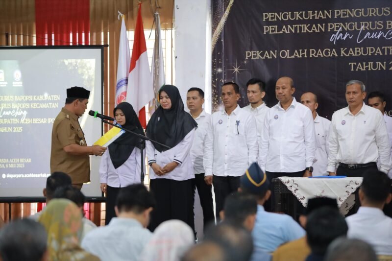 Bupati Aceh Besar H. Muharram Idris (Syech Muharram) menyampaikan sambutan Pada pengukuhan pengurus BAPOPSI tingkat Kabupaten dan Kecamatan serta melaunching PORKAB Tahun 2025, di Gedung Dekranasda Aceh Besar, Gampong Gani, Kecamatan Ingin Jaya, Aceh Besar, Selasa (06/05/2025). FOTO/MC ACEH BESAR
