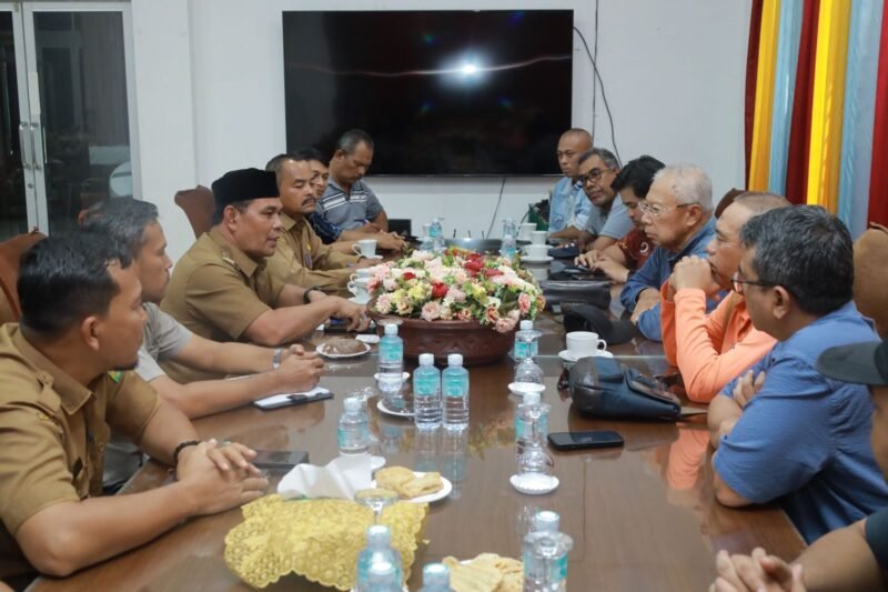 Bupati Aceh Besar H.Muharram Idris didampingi Asisten II Sekdakab H.M Ali S.Sos M.Si dan Kepala DPMPTSP Agus Husni SP menerima kunjungan audiensi investor Malayasi dari perusahaan Geo Solution Resources (GSR),bertempat di Gedung Dekranasda Gampong Gani, Kecamatan Ingin Jaya, Aceh Besar, Selasa (06/05/2025). FOTO/MC ACEH BESAR
