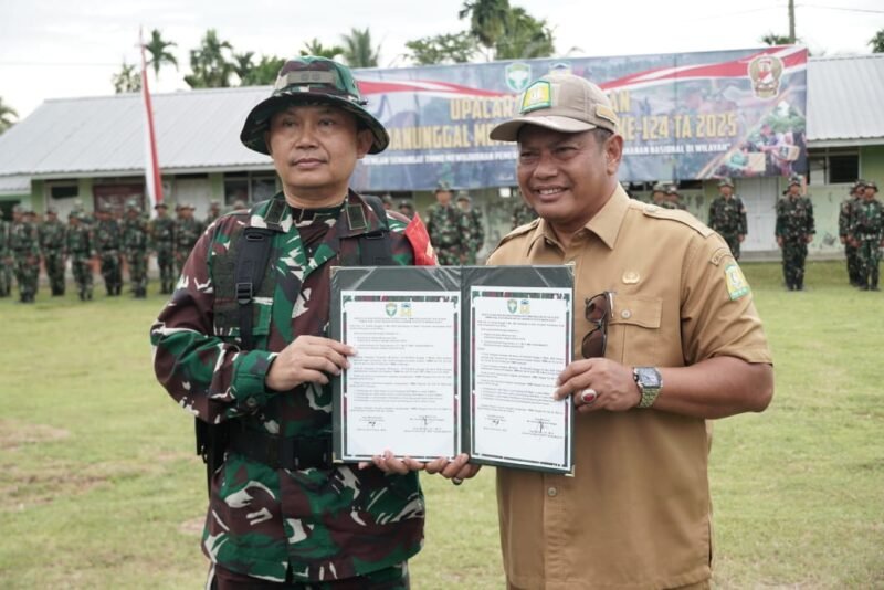 Plt. Sekda Aceh Besar Bahrul Jamil S.Sos M.Si menandatangani berita acara pelaksanaan TMMD Ke-124 di Lapangan Masjid Gampong Tereubeh, Kota Jantho, Selasa (06/05/2025).FOTO/MC ACEH BESAR