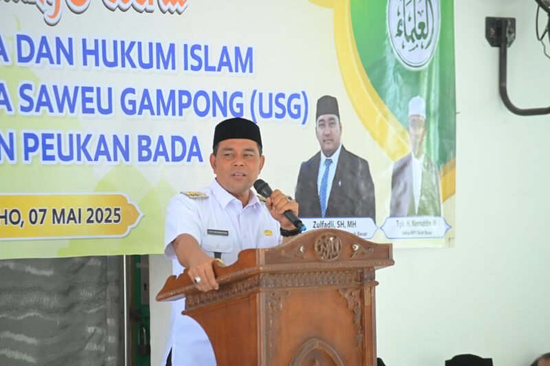Bupati Aceh Besar H Muharram Idris (Syech Muharram) menyampaikan sambutannya pada sosialisasi fatwa dan hukum Islam dalam rangka pelaksanaan program Ulama Saweu Gampong (USG) di Kecamatan Peukan Bada, di Meunasah Gampong Lam Geu Eu, Kecamatan Peukan Bada, Kabupaten Aceh Besar, Rabu (7/5/2025). FOTO/ MC ACEH BESAR