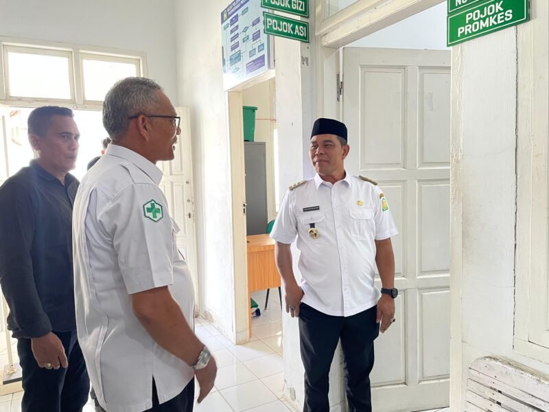 Bupati Aceh Besar H Muharram Idris (Syech Muharram) berdialog dengan Kepala Puskesmas Peukan Bada Burhanuddin, saat meninjau Puskesmas Peukan Bada, Kabupaten Aceh Besar, Rabu (7/5/2025). FOTO/ MC ACEH BESAR
