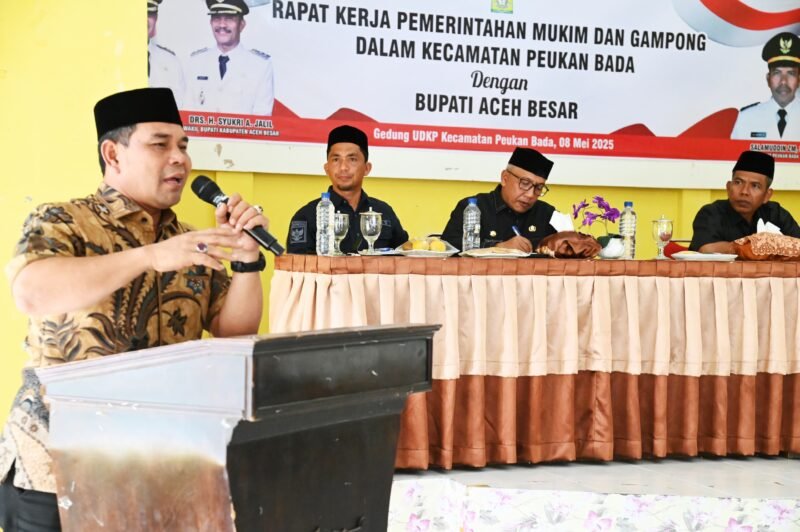 Bupati Aceh Besar, H Syech Muharram Idris menyampaikan sambutan dalam acara Rapat Kerja Pemerintahan Mukim dan Gampong dalam Kecamatan Peukan Bada di Aula UDKP Kecamatan Peukan Bada, Aceh Besar, Kamis (08/05/2025). FOTO/MC ACEH BESAR