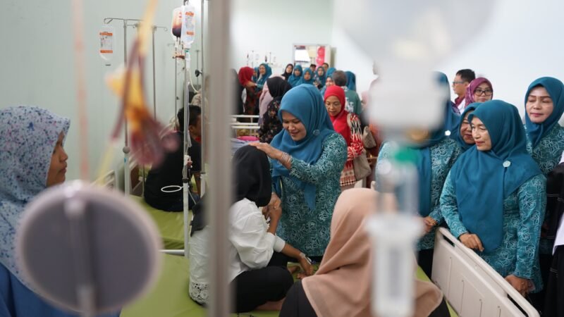 Ketua Staf Ahli TP PKK Aceh Mukarramah Fadhlullah beserta pengurus PKK memperingati Hari Thalasemia Sedunia dengan berbagi bingkisan dan santunan untuk pasien Thalasemia yang sedang menjalani transfusi darah, di Gedung Onkologi RSUD Zainoel Abidin, Banda Aceh, Kamis 8 Mei 2025. Foto : Dok. Biro Adpim Setda Aceh