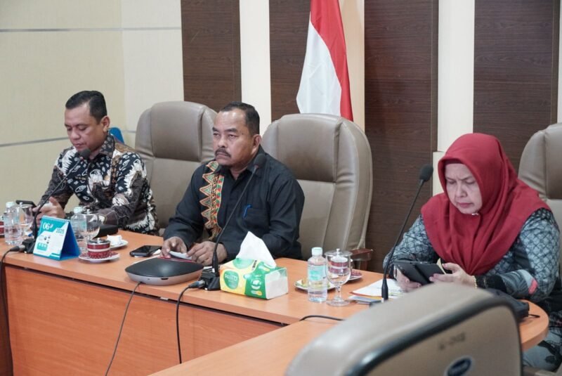 Asisten II Setdakab H.M. Ali S.Sos M.Si di dampingi Inspektur Aceh Besar Zia Ul Azmi, Kepala Bappeda Aceh Besar Rahmawati S.Pd MSi serta Kepala BPKD Aceh Besar Andrea Shaputra SE MM mengikuti Rakor Zoom Meeting Percepatan Realisasi APBD Tahun 2025 di Aula Lantai 3 Kantor Bupati Aceh Besar Kota Jantho, Kamis (8/5/2025). FOTO/MC ACEH BESAR