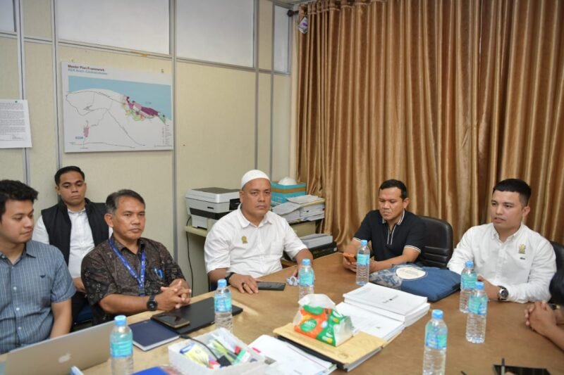 Wakil Gubernur Aceh, H. Fadhlullah, melakukan kunjungan kerja ke kantor PT. Patriot Nusantara Aceh (Patna), Badan Usaha Pembangun dan Pengelola Kawasan (BUPP) Kawasan Ekonomi Khusus (KEK) Arun Lhokseumawe, Kamis (8/5/2025). Foto : Dok. Biro Adpim Setda Aceh