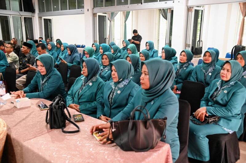 Ketua TP-PKK Aceh Besar Rita Mayasari menyampaikan samvutan dalam acara Pelantikan Ketua TP-PKK Kecamatan di Gedung Dekranasda, Gampong Gani, Kecmatan. ingin Jaya, Aceh Besar, Kamis (08/05/2025). FOTO/MC ACEH BESAR