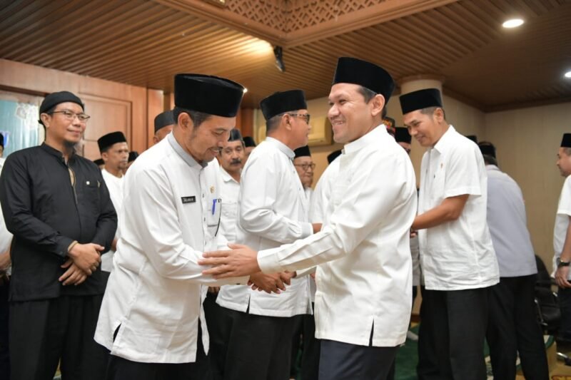 Wakil Gubernur Aceh, Fadhlullah, SE didampingi Plt. Sekda Aceh, M. Nasir dan Karo Isra Setda Aceh, Yusrizal Menyampaikan Sambutan sekaligus menyerahkan bingkisan serta Peusijuk Calon Jamaah Haji Pemerintah Aceh Tahun 2025M/1446 H di Gedung Serbaguna Setda Aceh, Jumat, 09/05/2025. Foto: Dok. Biro Adpim Setda Aceh
