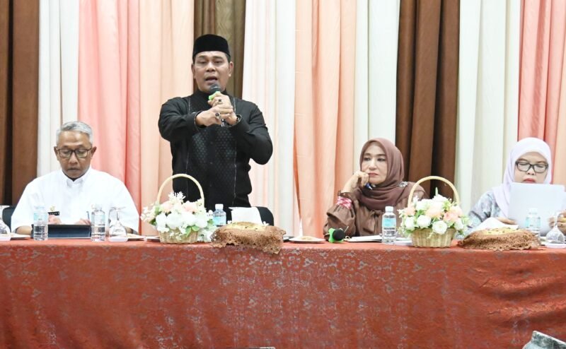 Bupati Aceh Besar, H Syech Muharram Idris menyampaikan sambutan dan arahan dalam acara Silaturrahmi dengan Kepala Puskesmas Aceh Besar di Gedung Dekranasda Aceh Besar, Gampong Gani, Kecmatan. ingin Jaya, Aceh Besar, Jumat (09/05/2025). FOTO/MC ACEH BESAR