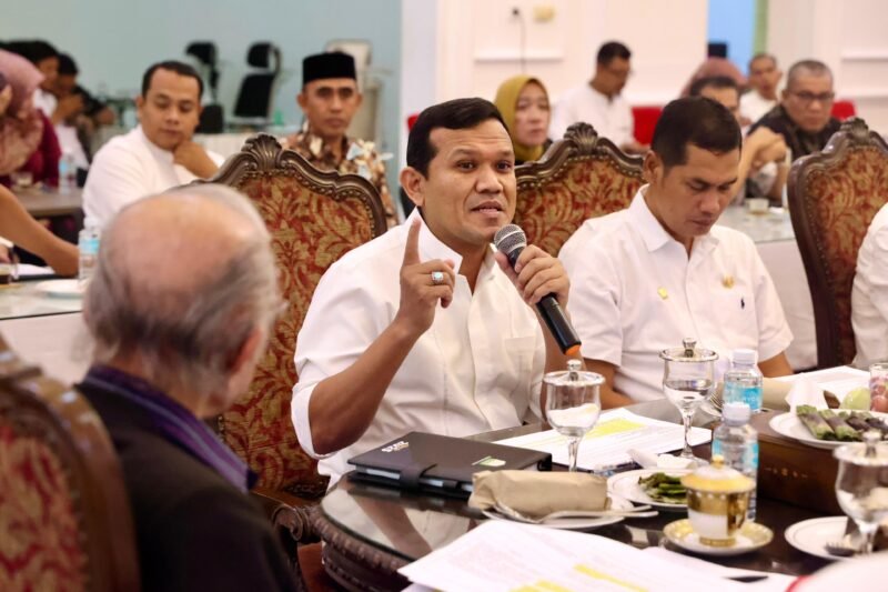 Wakil Gubernur Aceh Fadhlullah,  didampingi Plt Sekda Aceh, M. Nasir S.IP, MPA,  dan sejumlah Kepala SKPA, melakukan pertemuan dengan Wali Nanggroe juga Pimpinan dan Anggota DPRA, di Meuligoe Wali Nanggroe, Jumat, (9/5/2024). Foto: Dok. Biro Adpim Setda Aceh