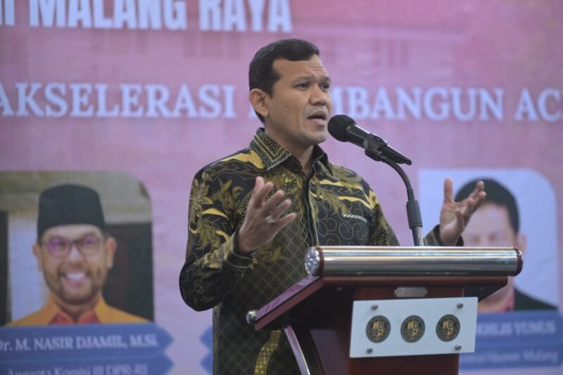 Wakil Gubernur Aceh, H. Fadhlullah, menjadi pembicara dan membuka acara Silaturahmi Akbar dan Sarasehan Ikatan Keluarga Alumni Mahasiswa Aceh Malang Raya di Banda Aceh, Sabtu (10/05/2025). Foto: Dok. Biro Adpim Setda Aceh