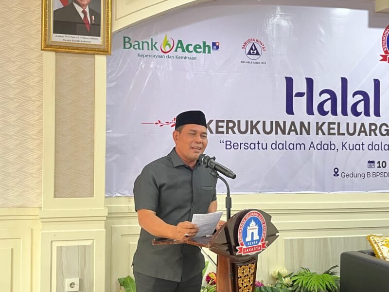 Bupati Aceh Besar menyampaikan sambutan saat menghadiri acara Halal Bihalal Kerukunan Keluarga Aceh Rayeuk (KEKAR) yang digelar di Gedung B BPSDM Kemendagri, Kalibata, Jakarta Selatan, Sabtu (10/5/2025). FOTO/PROKOPIM PEMKAB ACEH BESAR