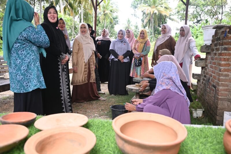 Ketua Dekranasda Aceh Besar Rita Mayasari kunjungi sentra produksi Gerabah di gampong Lamceu Kecamatan Kuta Baro, Aceh Besar, Sabtu (10/05/2025) FOTO/MC ACEH BESAR
