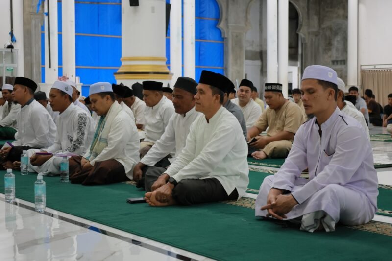 Tgk Walidi Mawardi Bahar menyampaikan tausiahnya pada peringatan 21 tahun musibah gempa dan tsunami Aceh yang digelar oleh masyarakat Kemukiman Lhoknga, di Masjid Al-Islah, Kecamatan Lhoknga, Kabupaten Aceh Besar, Senin (12/5/2025) malam. FOTO/ MC ACEH BESAR