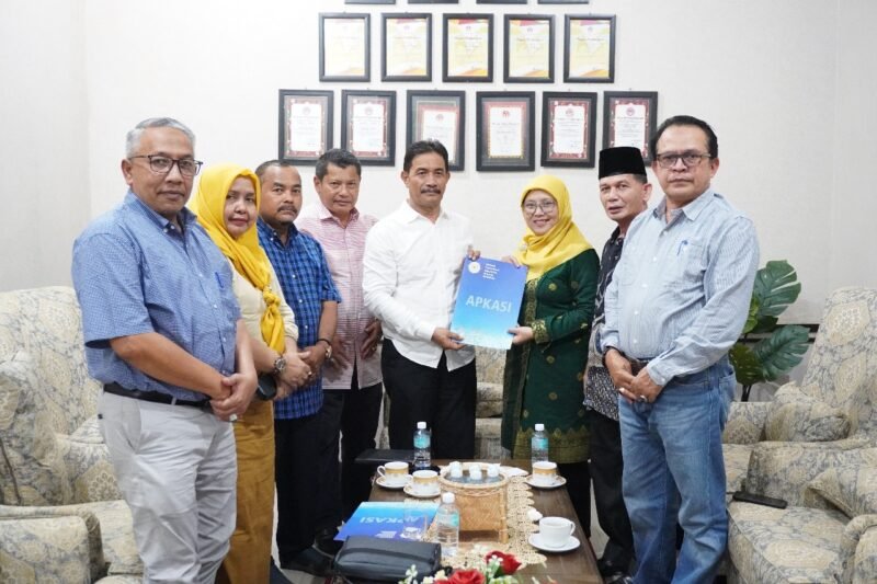 Wakil Bupati Aceh Besar, Drs, Syukri A Jalil, menerima kunjungan Staf Ahli Asosiasi Pemerintah Kabupaten Seluruh Indoneis (APKASI) Bidang Pendidikan, Dr. Himmatul Hasanah, MP, di Gedung Dekranasda Aceh Besar, Gampong Gani, Selasa (13/5/2025). FOTO, MC ACEH BESAR