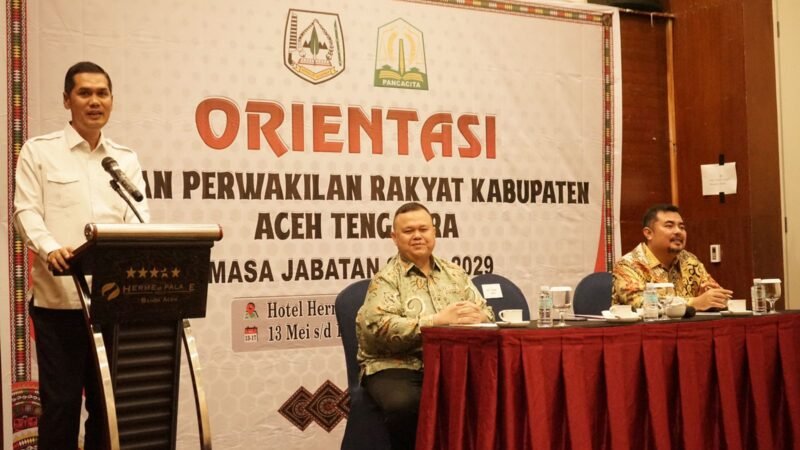 Plt. Sekda Aceh M. Nasir, S.IP, MPA Memberi Sambutan dan sekaligus Membuka acara Orientasi Anggota DPRK Aceh Tenggara Masa Jabatan 2024-2029 Dihadiri
Wakil Bupati Aceh Tenggara dr. Heri Al Hilal
Serta Ketua DPRK Aceh Tenggara Denny Febrian Roza SSTP MSi di hotel Hermes. Foto: Dok. Biro Adpim Setda Aceh