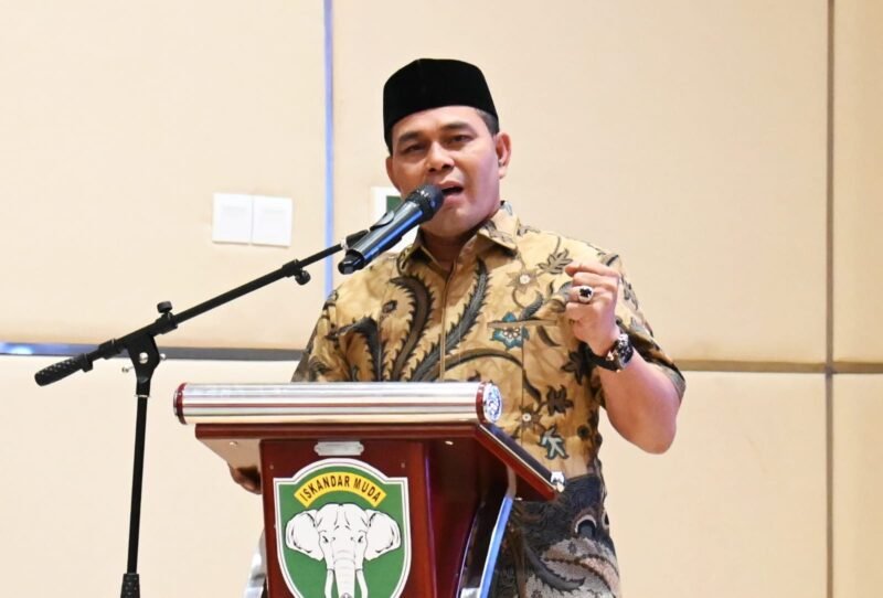 Bupati Aceh Besar, H Syech Muharram Idris menyampaikan sambutan dalam Sertijab Dandim 0101/KBA dari Kolonel Czi Widya Wijanarko, S.Sos., M.Tr (Han) kepada Letkol Inf Faurizal Noerdin, S.Sos., M.Sc di Gedung Landmark BSI Aceh, Banda Aceh, Selasa (13/05/2025) malam. FOTO/MC ACEH BESAR