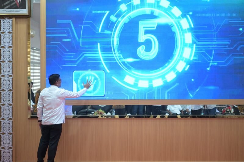 Asisten III Sekda Aceh, Muhammad Diwarsyah, meluncurkan aplikasi Tugas Belajar SIKULA (Sistem Informasi Tugas Belajar) di Kantor BPSDM Aceh, Rabu (14/5/2025). Aplikasi ini dihadirkan sebagai bagian dari transformasi digital dalam layanan kepegawaian, khususnya dalam mendukung peningkatan kapasitas Aparatur Sipil Negara (ASN) di Aceh.(Foto:Dok.Adpim Humas Aceh) 