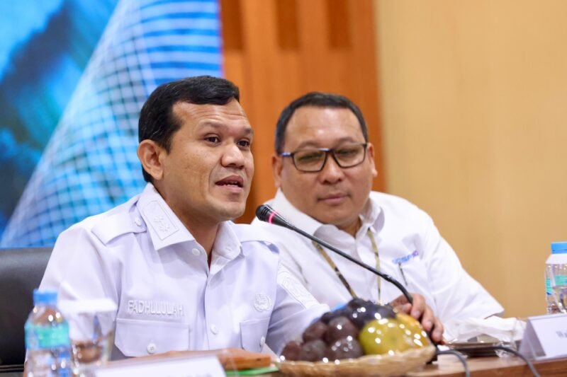 Wakil Gubernur Aceh Fadhlullah,  didampingi Plt Sekda Aceh, M. Nasir S.IP,  membuka High Level Meeting Tim Pengendalian Inflasi Daerah (TPID) dan Tim Percepatan dan Perluasan Digitalisasi Daerah (TP2DD) Provinsi Aceh, yang dihadiri Bupati/Walikota se Aceh serta pemangku kepentingan lainnya, di Gedung Serbaguna Setda Aceh, Rabu, 14/5/2025 (Foto:Dok.Biro Adpim Setda Aceh) 