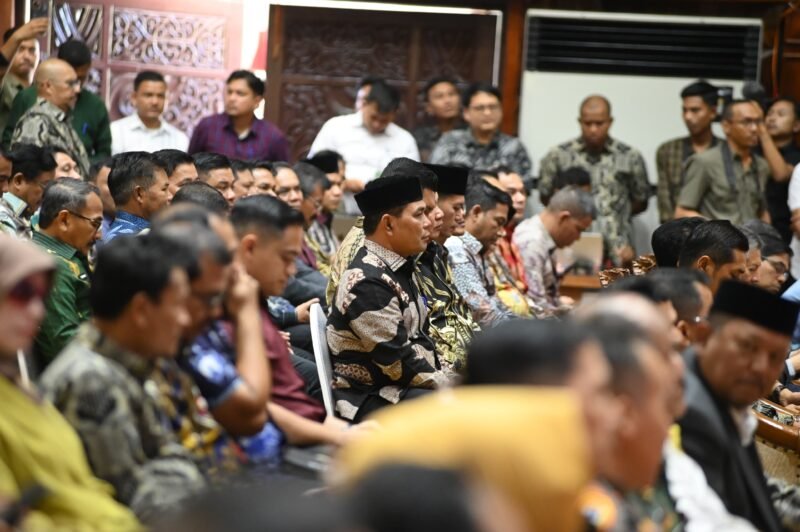 Bupati Aceh Besar H Muharram Idris (Syech Muharram) menghadiri Musrenbang RKPA Tahun 2026 dan Forum Konsultasi Publik Rencana Pembangunan Jangka Menengah Aceh (RPJMA) 2025–2029 yang digelar di Anjong Mon Mata, Banda Aceh, Kamis (15/5/2025). FOTO/ MC ACEH BESAR