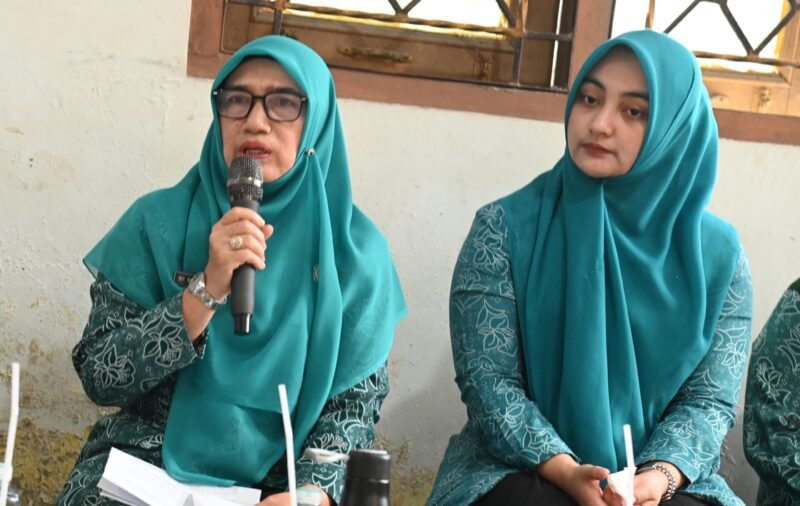 Wakil Ketua Tim Penggerak PKK Aceh Besar, Hj Nurul Fazli SAg, melaunching dan meresmikan Sekolah Lansia, berlangsung di Gampong Blang, Kecamatan Blang Bintang, Aceh Besar, Kamis (15/05/2025). FOTO/MC ACEH BESAR