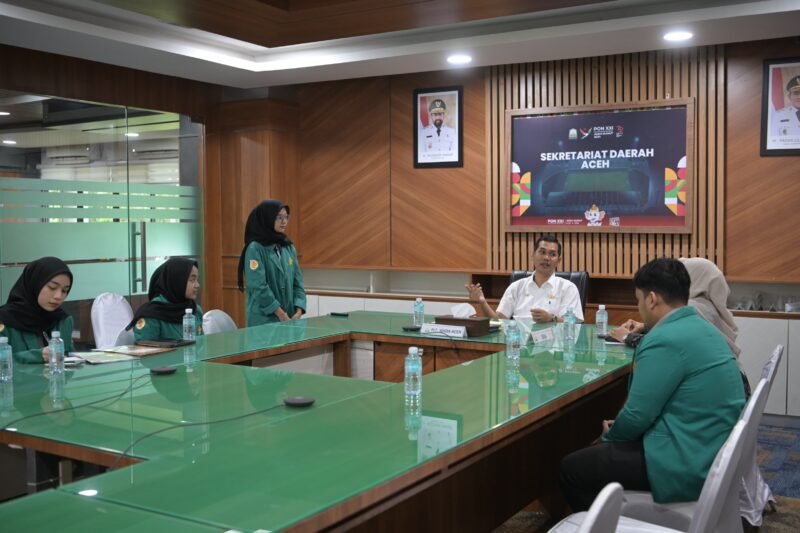 Panitia Masater ke-10 dari Fakultas Kedokteran Universitas Syiah Kuala (USK) melakukan audiensi dengan Sekretaris Daerah Aceh, di Ruang Rapat Sekda Aceh, Jumat (16/5/2025). Audiensi ini bertujuan menyampaikan rencana kegiatan pengabdian masyarakat Masater 10 sekaligus menjalin sinergi dengan Pemerintah Aceh.(Foto:Dok.Biro Adpim Setda Aceh)