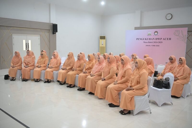 Ketua Umum Dharma Wanita Persatuan Ny. Ida Budi Gunadi mengukuhkan Dharma Wanita Persatuan Aceh (DWP) Masa Bakti 2024 - 2029 secara Zoom di Aula DWP Aceh Banda Aceh, 15/5/2025. Foto : Dok. Biro Adpim Setda Aceh