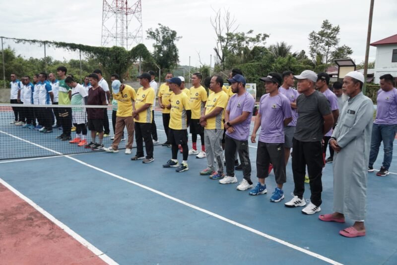 Kadisparpora Kabupaten Aceh Besar Abdullah, SSos secara resmi membuka Open Turnamen Tenis lapangan di Lapangan Tenis Pemkab Aceh Besar, Kota Jantho, Sabtu (17/05/2025). FOTO/MC ACEH BESAR