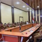 Asisten I Sekdakab Aceh Besar Farhan AP mengikuti Rapat Koordinasi Akselerasi Pembentukan Koperasi Desa Merah Putih di ruang Rapat Kantor Bupati Aceh Besar, Kota Jantho, Senin (19/5/2025).
FOTO/ PROKOPIM PEMKAB ACEH BESAR