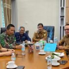 Wakil Bupati Aceh Besar Drs Syukri bersama unsur Forkopimda dan Para Ka OPD mengikuti Zoom Rakor Pengendalian Inflasi Daerah di Ruang Kerja Wakil Bupati Aceh Besar, Kota Jantho, Senin(19/5/2025).FOTO/PROKOPIM ACEH BESAR