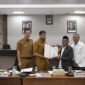 BANDA ACEH - Gubernur Aceh Muzakir Manaf,   draft revisi Undang-undang nomor 11 tahun 2006 tentang Pemerintahan Aceh, dari Ketua Tim Revisi UUPA Tgk Anwar Ramli, di ruang serbaguna Dewan Perwakilan Rakyat Aceh, Senin (19/5/2025). Foto: Dok. Biro adpim Setda Aceh