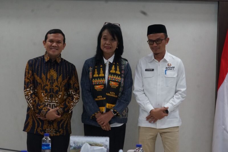 Wakil Gubernur Aceh, Fadhlullah, SE, di dampingi ka. SKPA terkait melakukan pertemuan dengan wamen PU RI, Diana Kusumastuti membahas terkait pembangunan Insfrastruktur jalan & pengelolaan sampah terpadu di Aceh, di gedung Utama lantai 3, kementrian PU, jakarta, 19 mei 2025 (Foto:Dok.Biro Adpim Setda Aceh) 