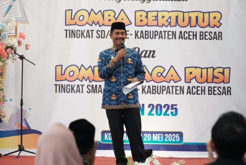 Wakil Bupati Aceh Besar Drs Syukri menyampaikan sambutan sekaligus membuka Lomba Literasi Bertutur tingkat SD/MI Se-Aceh Besar di Halaman Dinas Perpustakaan dan Kearsipan, Kota Jantho, Selasa (20/05/2025).FOTO/MC ACEH BESAR