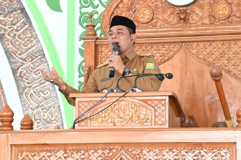 Bupati Aceh Besar, H Syech Muharram Idris menyampaikan sambutan dlam acara peusijuk JCH Aceh Besar di Masjid Agung Al Munawwarah, Kota Jantho, Aceh Besar, Senin 19/05/2025). FOTO/MC ACEH BESAR