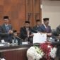 Plt Sekda Aceh M Nasir, menyampaikan laporan Gubernur  tentang penetapan draft revisi Undang Undang Nomor 11 tahun 2006 atau UUPA, dalam rapat paripurna DPR Aceh, di Gedung UUPA, Rabu, (21/5/2025).Foto: Dok. Biro Adpim Setda Aceh