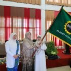 Penasehat BKMT Aceh Besar, Hj. Rita Mayasari, Ketua menyerahkan bendera BKMT kepada Ketua definitif Hj. Nurul Fazli S.Ag saat rapat luar biasa PD BKMT Aceh Besar di Gedung Dekranasda Aceh Besar, Kecamatan Ingin Jaya, pada Rabu (21/5/2025). FOTO/MC ACEH BESAR