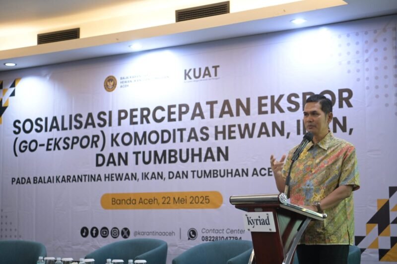 BANDA ACEH – Pelaksana Tugas Sekretaris Daerah Aceh M Nasir, membuka secara resmi Sosialisasi Percepatan Ekspor (Go-Ekspor) Komoditas Hewan, Ikan dan tumbuhan, di Aula Kyriad Muraya Hotel, Kamis (22/5/2025).foto: Dok. Biro Adpim Setda Aceh