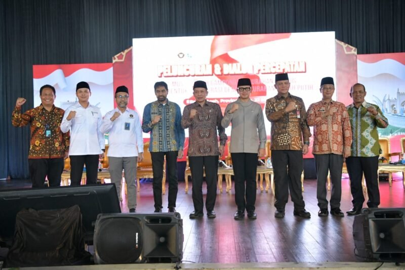 Gubernur Aceh, Muzakir Manaf menghadiri peluncuran dan dialog percepatan musyawarah desa khusus (Musdesus) dan Pembentukan Koperasi Desa/Koperasi Merah Putih, yang dihadiri Wakil Menteri Koperasi RI Ferry Juliantono dan Wakil Menteri Dalam Negeri RI Bima Arya, di Balee Meuseraya Aceh Banda Aceh, Kamis 22/05.(Foto:Dok.Biro Adpim Setda Aceh) 