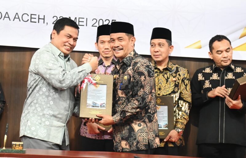 Wakil Bupati Aceh Besar Drs H Syukri A Jalil menandatangani berita acara Laporan Hasil Pemeriksaan atas Laporan Keuangan Pemda Tahun Anggaran 2024 di Kantor BPK Perwakilan Aceh, Banda Aceh, Jumat (23/05/2025).FOTO/MC ACEH BESAR